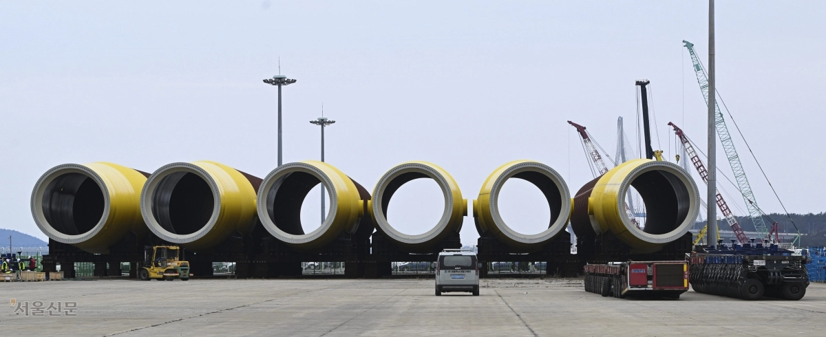 전남 목포신항 부두에 지난달 26일 풍력발전기에서 가장 큰 구조물인 모노파일이 놓여 있다. 모노파일은 풍력발전기 가장 아래쪽에 설치되며 해저 면에 박혀 구조물을 지지하는 역할을 한다.  목포 이지훈 기자