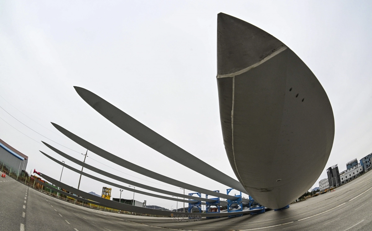 풍력발전기 상단에 설치되는 블레이드(날개).  목포 이지훈 기자