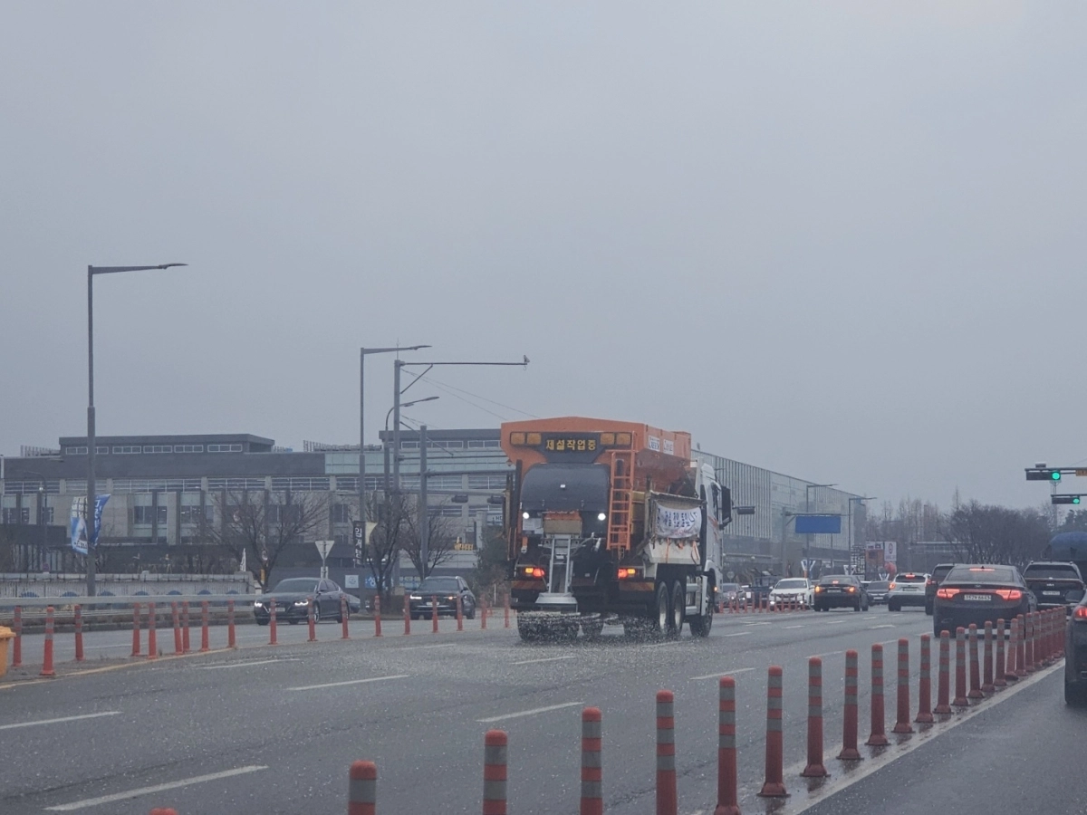 지난 1월 11일 수원시 차량이 제설제를 살포하는 모습(수원시 제공)
