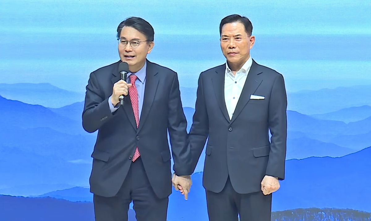 1일 부산 강서구 세계로교회 예배에 참석한 윤상현 국민의힘 의원이 강단에 올라 손 목사의 손을 맞잡고 있다. 손 목사가 선거법 위반 등의 혐의로 구속됐다가 징역 6개월에 집행유예 1년 선고를 받고 풀려난 지 이틀만이다. 2026.2.1 세계로교회 유튜브