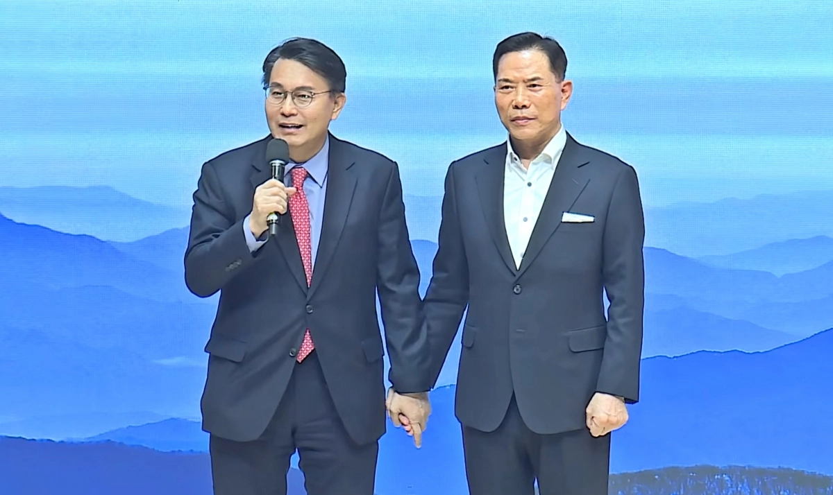 1일 부산 강서구 세계로교회 예배에 참석한 윤상현 국민의힘 의원이 강단에 올라 손 목사의 손을 맞잡고 있다. 손 목사가 선거법 위반 등의 혐의로 구속됐다가 징역 6개월에 집행유예 1년 선고를 받고 풀려난 지 이틀만이다. 2026.2.1 세계로교회 유튜브