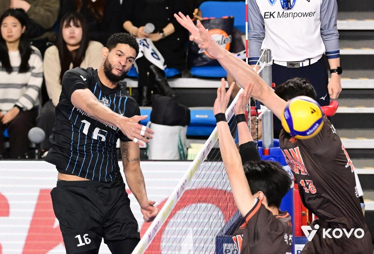 현대캐피탈의 레오가 1일 OK저축은행과의 홈 경기에서 강스파이크를 꽂아넣고 있다. 한국배구연맹 제공