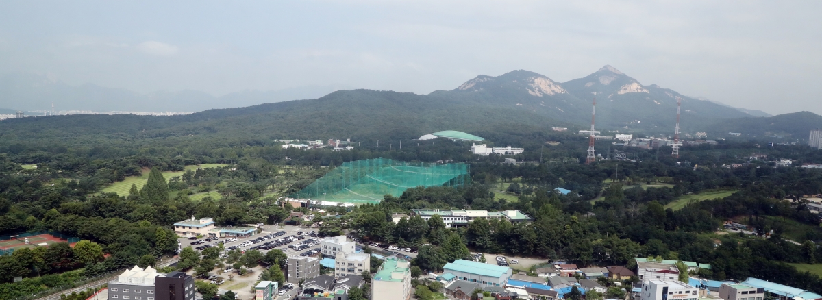 1·29 주택 공급 대책에 서울 노원구 태릉CC에 대한 6800호 공급이 포함된 것을 두고 논란이 커지고 있다. 정부는 유네스코 세계유산영향평가(HIA)를 받은 뒤 절차대로 이행하겠다는 입장인 반면 서울시는 종로 세운지구와 태릉CC 개발을 정부의 이중 잣대라고 비판했다. 사진은 태릉CC 주변. 연합뉴스