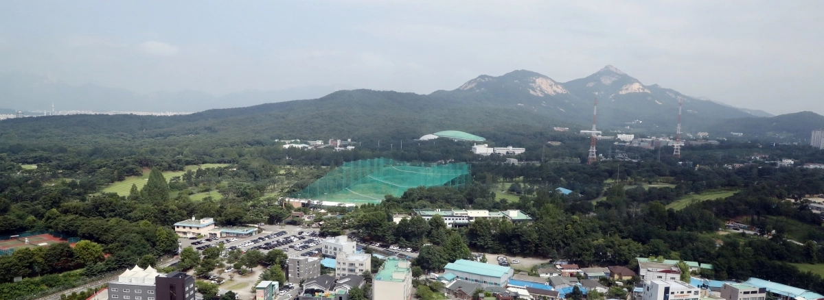 1·29 주택 공급 대책에 서울 노원구 태릉CC에 대한 6800호 공급이 포함된 것을 두고 논란이 커지고 있다. 정부는 유네스코 세계유산영향평가(HIA)를 받은 뒤 절차대로 이행하겠다는 입장인 반면 서울시는 종로 세운지구와 태릉CC 개발을 정부의 이중 잣대라고 비판했다. 사진은 태릉CC 주변. 연합뉴스