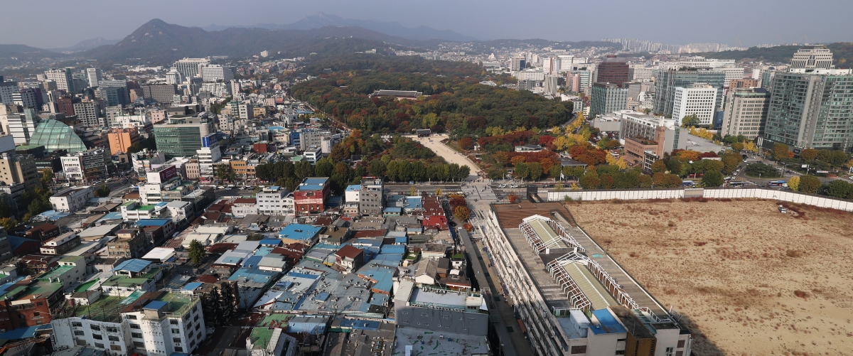 1·29 주택 공급 대책에 서울 노원구 태릉CC에 대한 6800호 공급이 포함된 것을 두고 논란이 커지고 있다. 정부는 유네스코 세계유산영향평가(HIA)를 받은 뒤 절차대로 이행하겠다는 입장인 반면 서울시는 종로 세운지구와 태릉CC 개발을 정부의 이중 잣대라고 비판했다. 사진은 종묘 앞 세운4구역 전경. 뉴스1