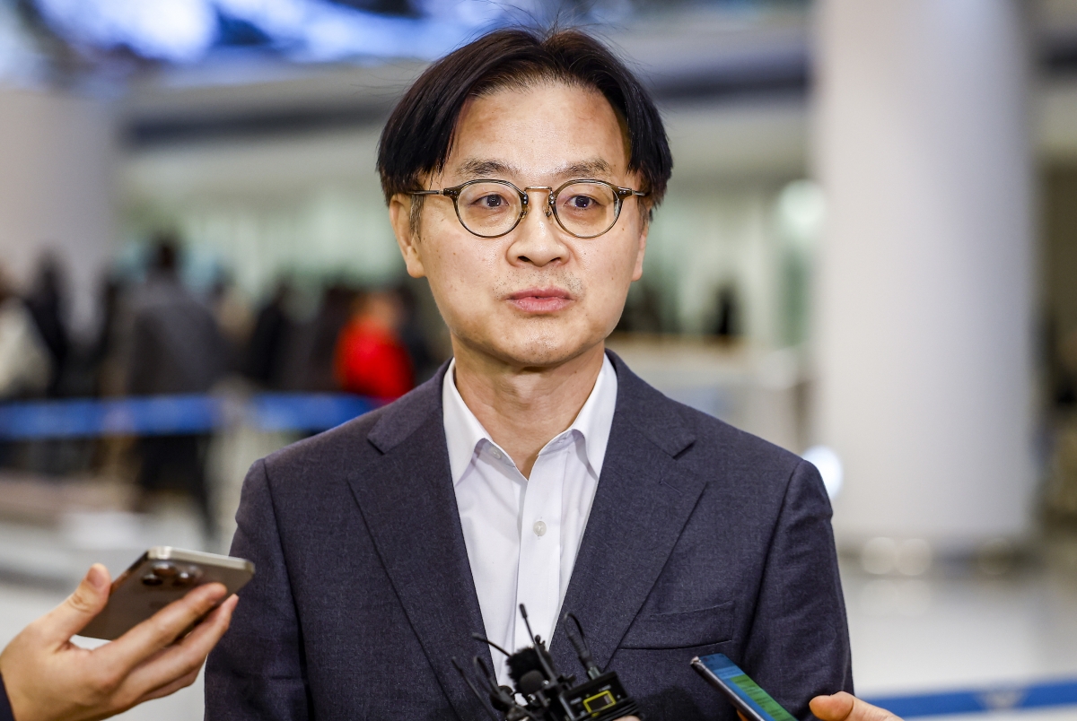 도널드 트럼프 미국 대통령의 대한국 관세 재인상 위협에 대응하기 위해 미국을 방문한 김정관 산업통상부 장관이 31일 인천국제공항을 통해 귀국해 취재진 질문에 답하고 있다. 2026.01.31.뉴시스