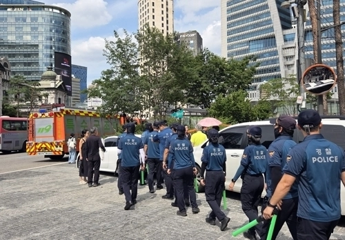 5일 서울 중구 명동 신세계백화점 본점에 폭발물을 설치했다는 협박 글이 인터넷 커뮤니티에 올라와 신고를 받고 경찰이 출동하고 있다.  2025.8.5 연합뉴스