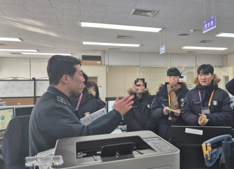 지난달 29일 경기 화성직업훈련교도소에서 본지 기자(오른쪽)가 교도관 동계복을 입고 일일교도관 체험을 하고 있는 모습. 법무부 제공