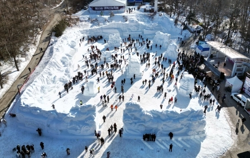 강원 태백시 태백산국립공원 일원에서 지난 1월 31일 ‘제33회 태백산 눈축제’가 열리고 있다. 2026.2.1 태백시 제공
