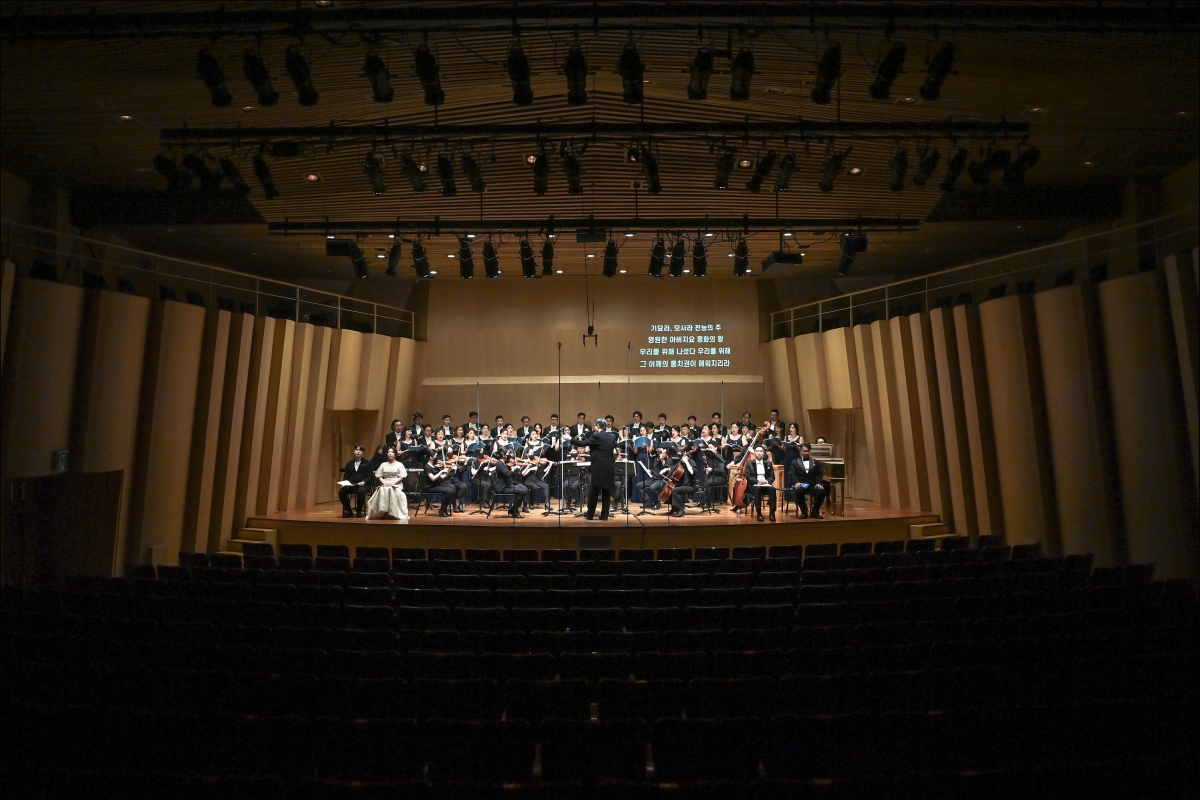 서울시합창단이 지난 2024년 8월 서울 세종문화회관 세종체임버홀에서 ‘한여름의 메시아’ 공연을 하고 있다. 세종문화회관 제공