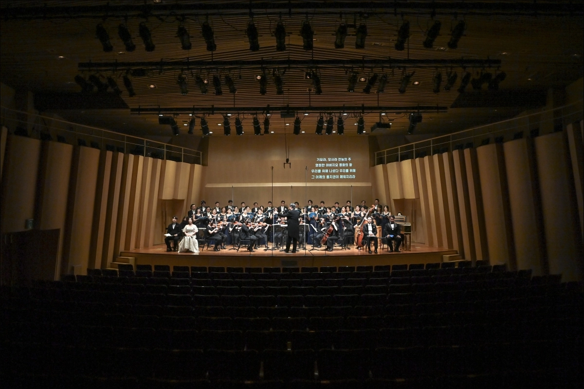 서울시합창단이 지난 2024년 8월 서울 세종문화회관 세종체임버홀에서 ‘한여름의 메시아’ 공연을 하고 있다. 세종문화회관 제공