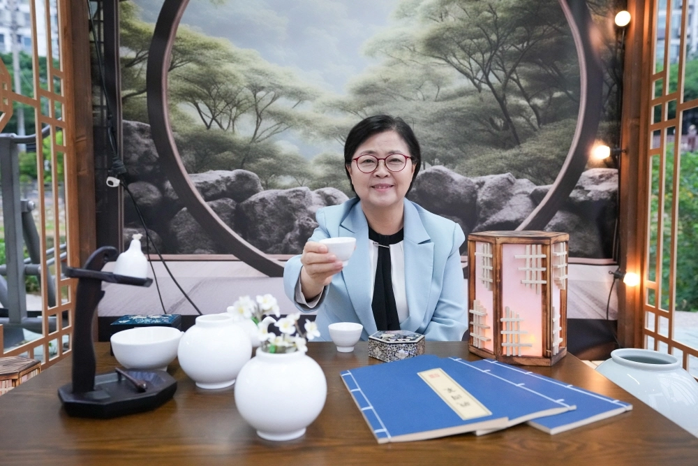 이순희 강북구청장이 지난해 6월 ‘우이천변 페스타 2025년 우이별곡’ 당시 포토부스에서 기념 촬영을 하고 있다. 우이별곡은 전통적 풍류와 웰니스 요소를 결합한 문화축제다. 강북구 제공