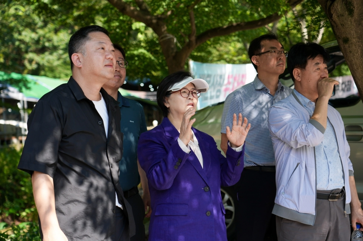 이 구청장(가운데)이 지난해 8월 인수천 정비 사업 현장을 찾아 관계자들과 함께 추진 상황을 점검하고 있다. 강북구는 수변 보행환경 개선을 위해 이 일대에 약 1.7㎞의 데크로드를 조성하고 있다.  강북구 제공
