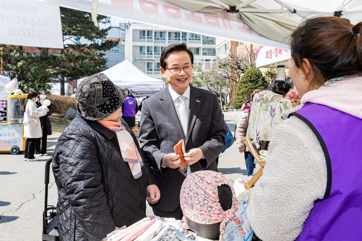 최호권(가운데) 영등포구청장이 지난해 구청 앞 광장에서 열린 ‘설맞이 상생장터’에서 상인들과 이야기를 나누고 있다. 영등포구 제공