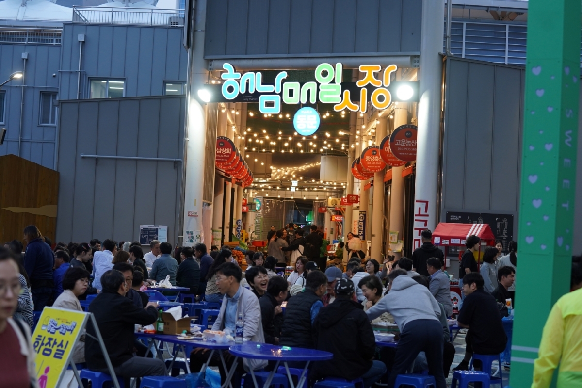 전남 해남의 ‘땅끝달달야행’은 원도심 활성화를 위해 지난해 5~10월 매주 금요일 진행된 야간 문화 행사다. 다양한 길거리 음식과 체험 행사, 거리 공연 등으로 관광객의 사랑을 받았다. 사진은 인파로 가득한  매일시장 입구. 해남군 제공