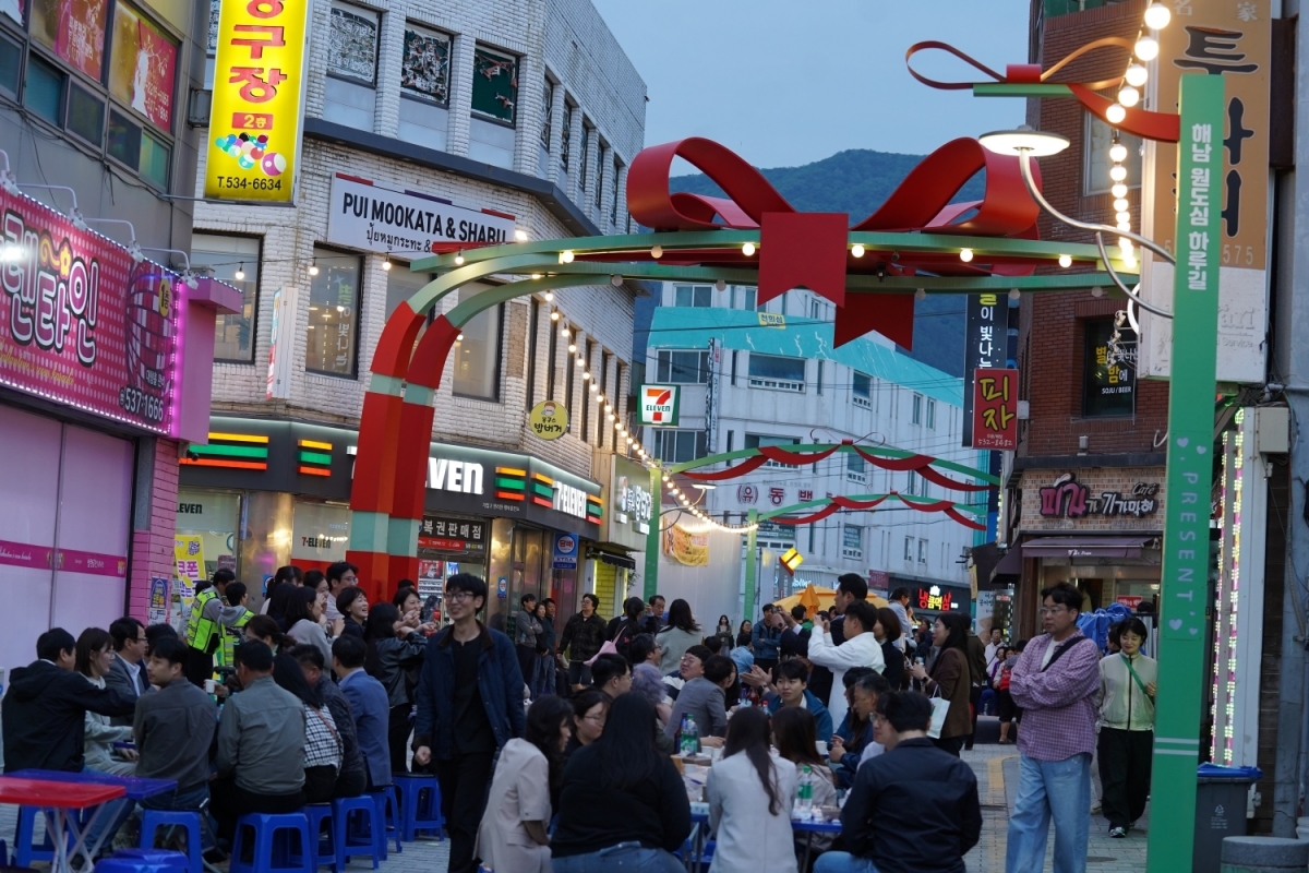 전남 해남의 ‘땅끝달달야행’은 원도심 활성화를 위해 지난해 5~10월 매주 금요일 진행된 야간 문화 행사다. 다양한 길거리 음식과 체험 행사, 거리 공연 등으로 관광객의 사랑을 받았다. 사진은 인파로 가득한  읍내 차 없는 거리. 해남군 제공