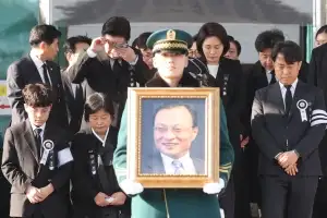 ‘민주주의 역사’ 눈물로 배웅한 李대통령