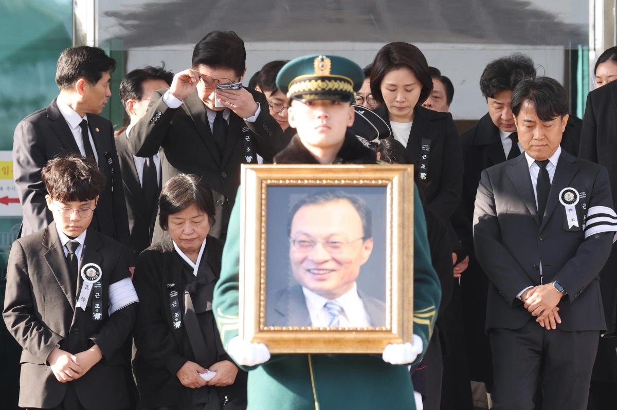 이재명 대통령이 지난달 31일 국회 의원회관에서 열린 이해찬 전 국무총리 영결식을 마친 뒤 유가족 등과 함께 행렬을 따르던 중 손수건을 꺼내 눈물을 닦고 있다. 연합뉴스