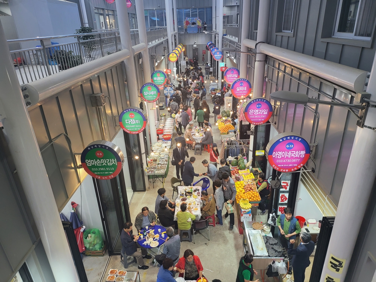 전남 해남의 ‘땅끝달달야행’은 원도심 활성화를 위해 지난해 5~10월 매주 금요일 진행된 야간 문화 행사다. 다양한 길거리 음식과 체험 행사, 거리 공연 등으로 관광객의 사랑을 받았다. 사진은 인파로 가득한  매일시장통. 해남군 제공