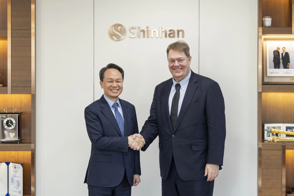 진옥동(왼쪽) 신한금융그룹 회장과 제이슨 리케이트 씨티그룹 글로벌 기업금융 총괄이 지난달 29일 서울 중구 신한금융 본사에서 면담을 마치고 기념촬영하는 모습. 신한금융 제공