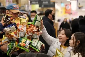 ‘과자탑’ 아빠에게 하나만 더! 더!더!