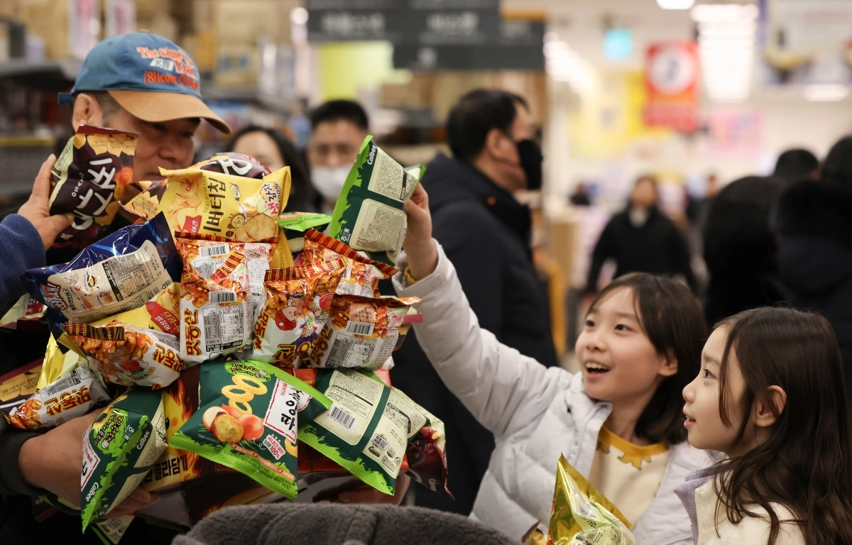 ‘과자탑’ 아빠에게 하나만 더! 더!더!