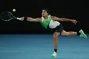 전설을 꺾고 전설을 쓰다