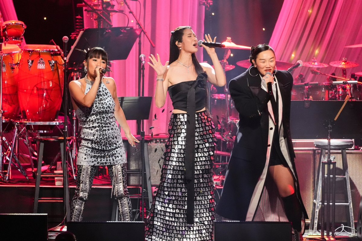 31일(현지시간) 미국 캘리포니아주 비벌리힐스 비벌리 힐튼 호텔에서 제68회 그래미 어워즈를 앞두고 열린 사전 행사 ‘프리 그래미 갈라’에서 레이 아미(왼쪽부터)와 이재(EJAE), 오드리 누나가 넷플릭스 애니메이션 ‘케이팝 데몬 헌터스’의 OST ‘골든’을 부르고 있다. 2025.1.31 비벌리힐스 AP 연합뉴스