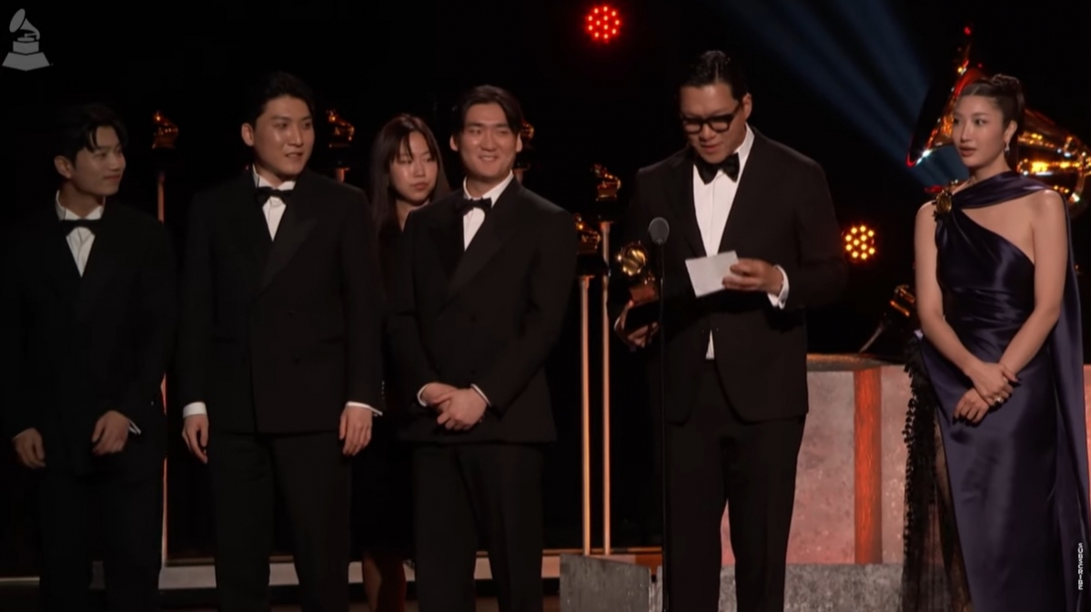 넷플릭스 애니메이션 ‘케이팝 데몬 헌터스’(케데헌) OST ‘골든’(Golden)이 제68회 그래미 어워즈 프리미어 세리머니에서 ‘베스트 송 리튼 포 비주얼 미디어’(최우수 영상물 삽입곡상) 수상작으로 선정돼 ‘골든’의 작곡진이 수상 소감을 발표하고 있다. 자료 : 그래미 어워즈 공식 유튜브