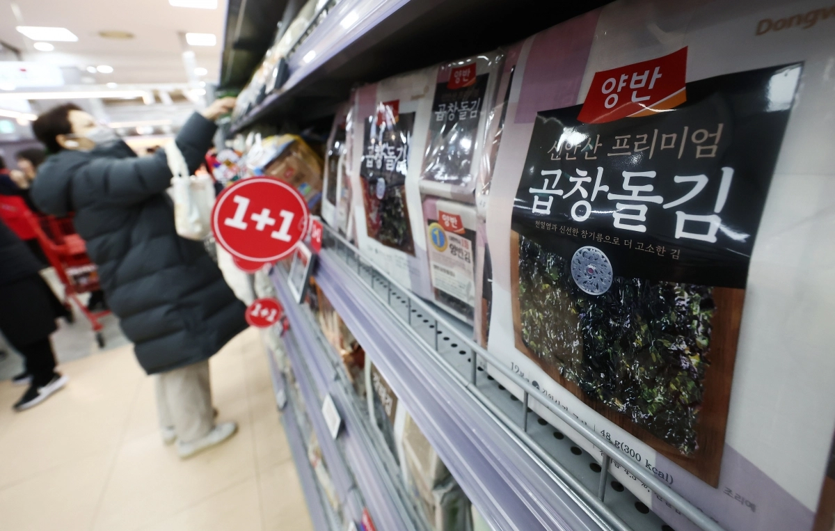 14일 서울 시내의 대형마트에서 외국인 관광객들이 김을 고르고 있다. 2025.12.14/뉴스1
