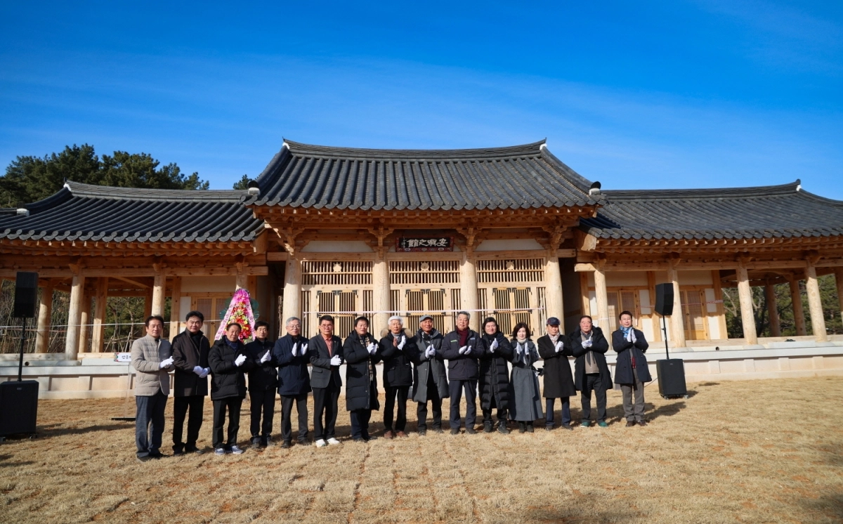가세로 태안군수와 지역 주민 등이 안흥지관 현판식 후 기념촬영을 하고 있다. 군 제공