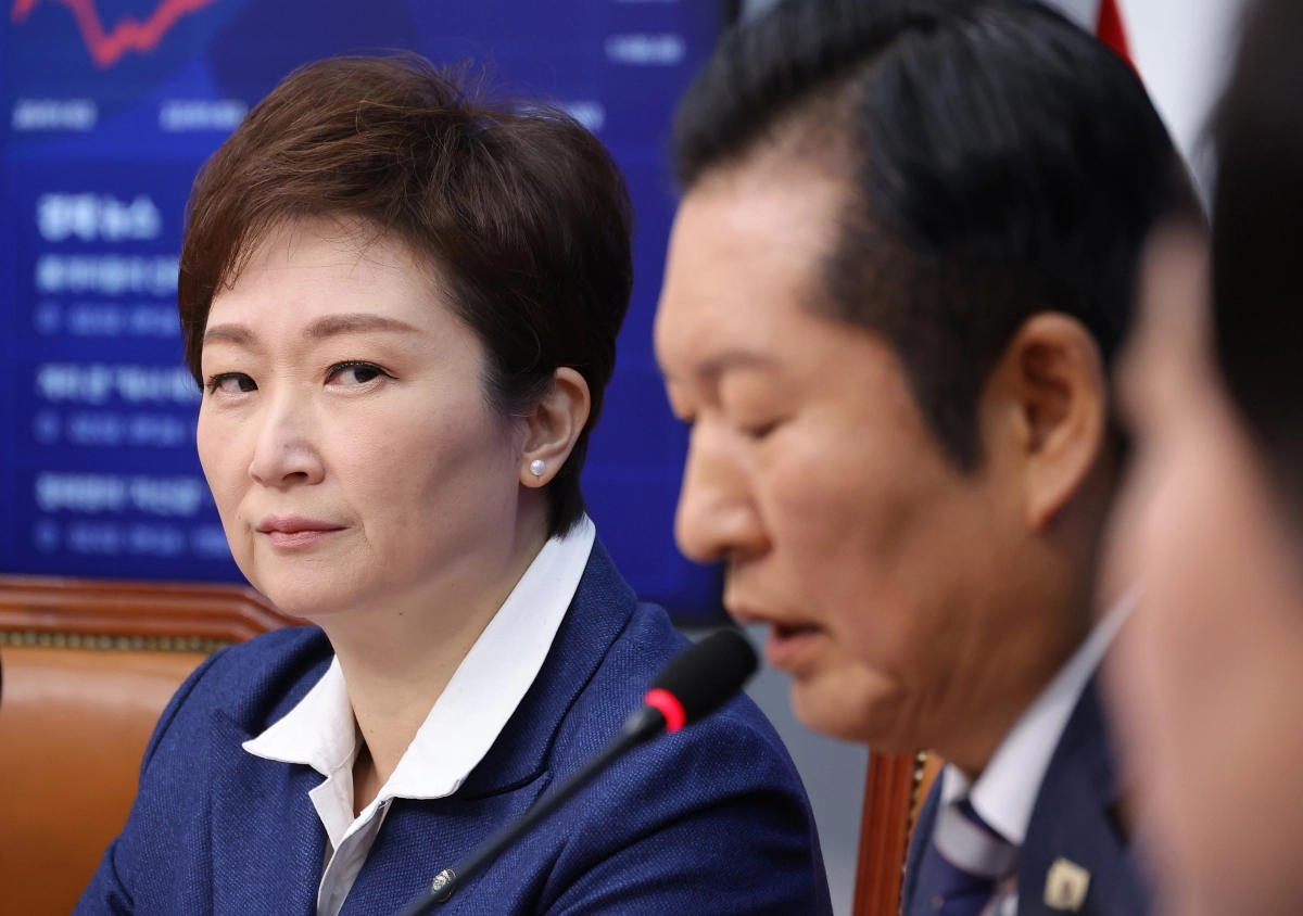 정청래 대표 발언 듣는 이언주 최고위원