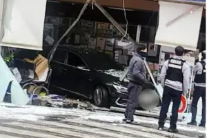 광주서 ‘눈길 미끄러져’ 승용차 상가 돌진 …인명피해 없어