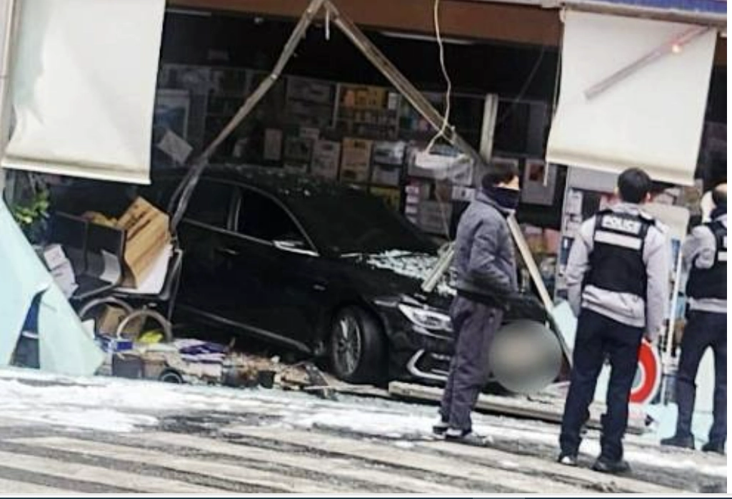 2일 오전 7시 41분쯤 광주광역시 내방동에서 오르막 눈길을 오르던 승용차가 미끄러져 상가로 돌진했다. (연합뉴스 제공)
