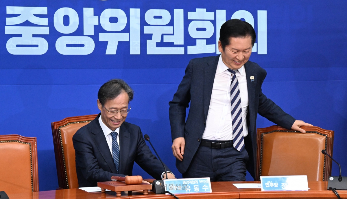 정청래 더불어민주당 대표가 2일 국회에서 열린 제5차 중앙위원회 회의에 입장하고 있다. 2026.2.2 안주영 전문기자