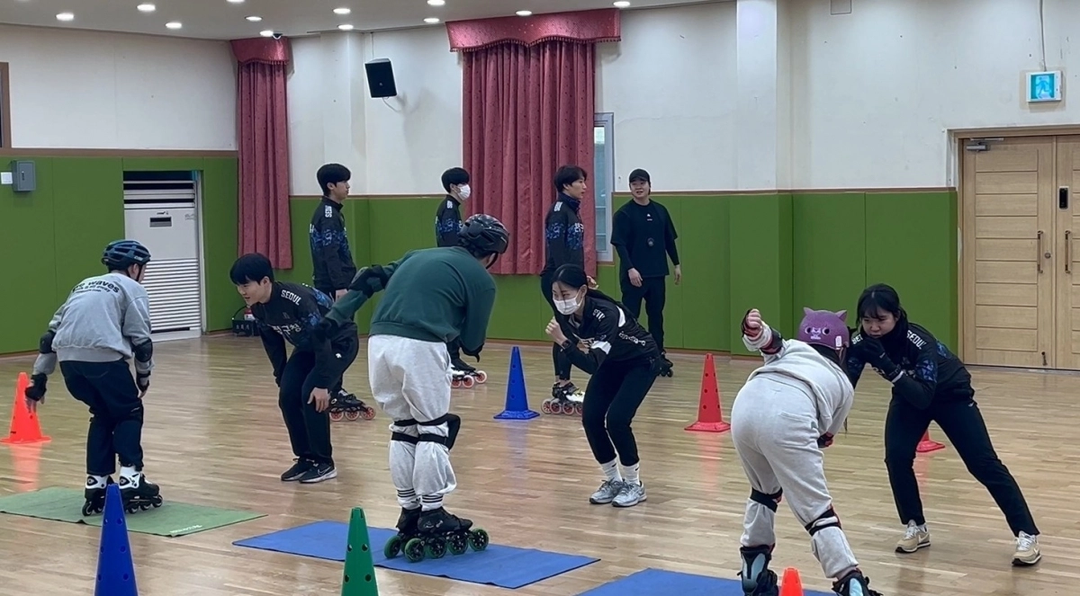 은평구청 인라인롤러 선수단이 지난달 26일 은평대영학교 강당에서 피터팬인라인클럽 소속 발달장애 아동에게 맞춤 수업을 진행하고 있다. 은평구 제공
