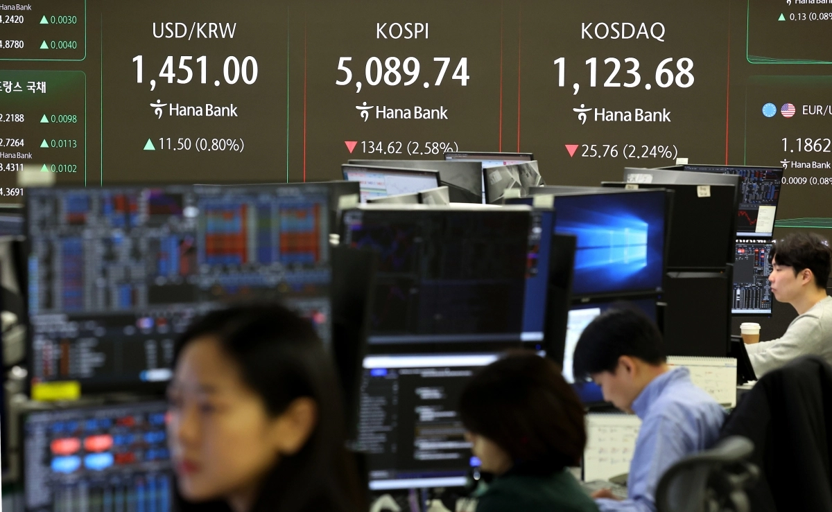 코스피가 하락 출발하며 5000선이 깨진 2일 서울 중구 하나은행 딜링룸 현황판에 코스피와 코스닥지수등이  표시되고 있다. 이날 코스피 지수는 전장 대비 101.74포인트(1.95%) 내린 5,122.62로 출발해 낙폭을 키우고 있다. 코스닥은 32.27 포인트(2.81%) 떨어진 1117.17이다. 원/달러 환율은 11.5원 오른 1451.0원으로 개장했다. 연합뉴스