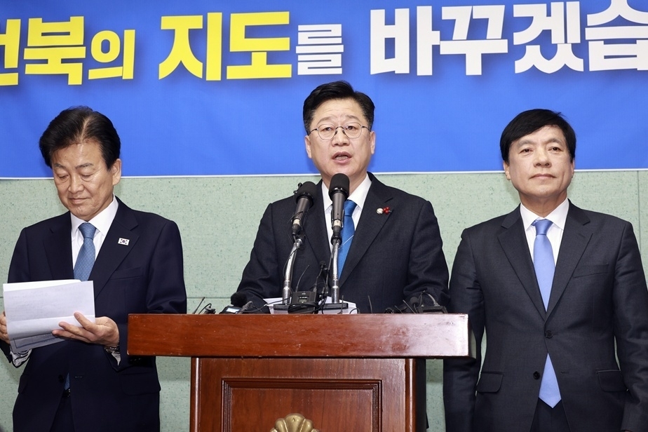 민주당 안호영 국회의원(가운데)이 2일 정동영 통일부 장관(왼쪽), 이성윤 민주당 최고위원(오른쪽)과 함께 전북도의회에서 합동기자회견을 갖고 전주·완주 통합을 추진하겠다고 밝혔다.