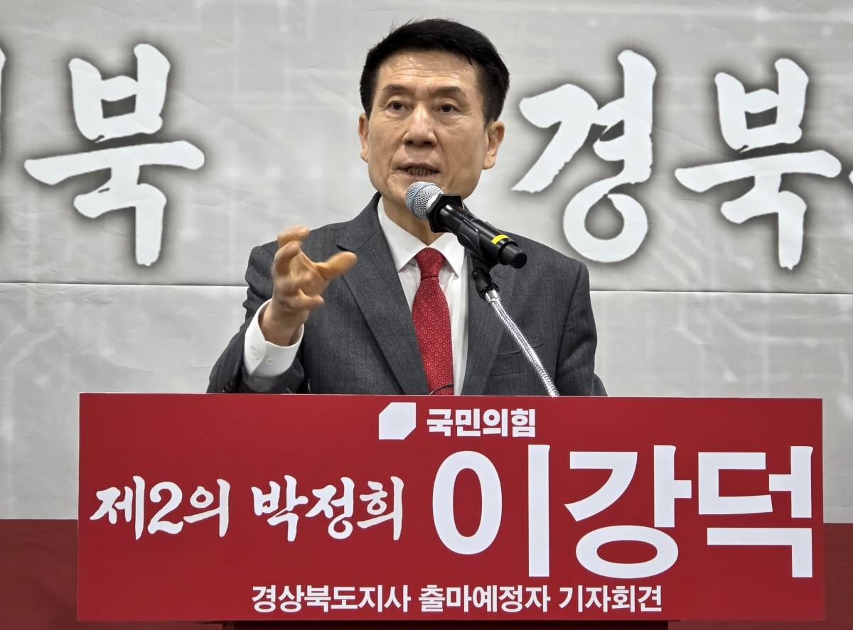 이강덕 경북 포항시장이 2일 구미시 구미코에서 기자회견을 갖고 6·3지방선거 경북도지사 출마를 선언하고 있다. 구미 뉴스1