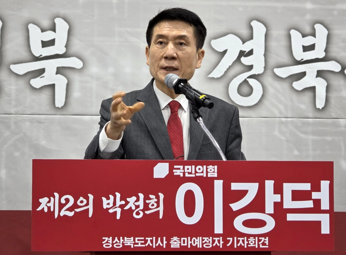이강덕 경북 포항시장이 2일 구미시 구미코에서 기자회견을 갖고 6·3지방선거 경북도지사 출마를 선언하고 있다. 구미 뉴스1