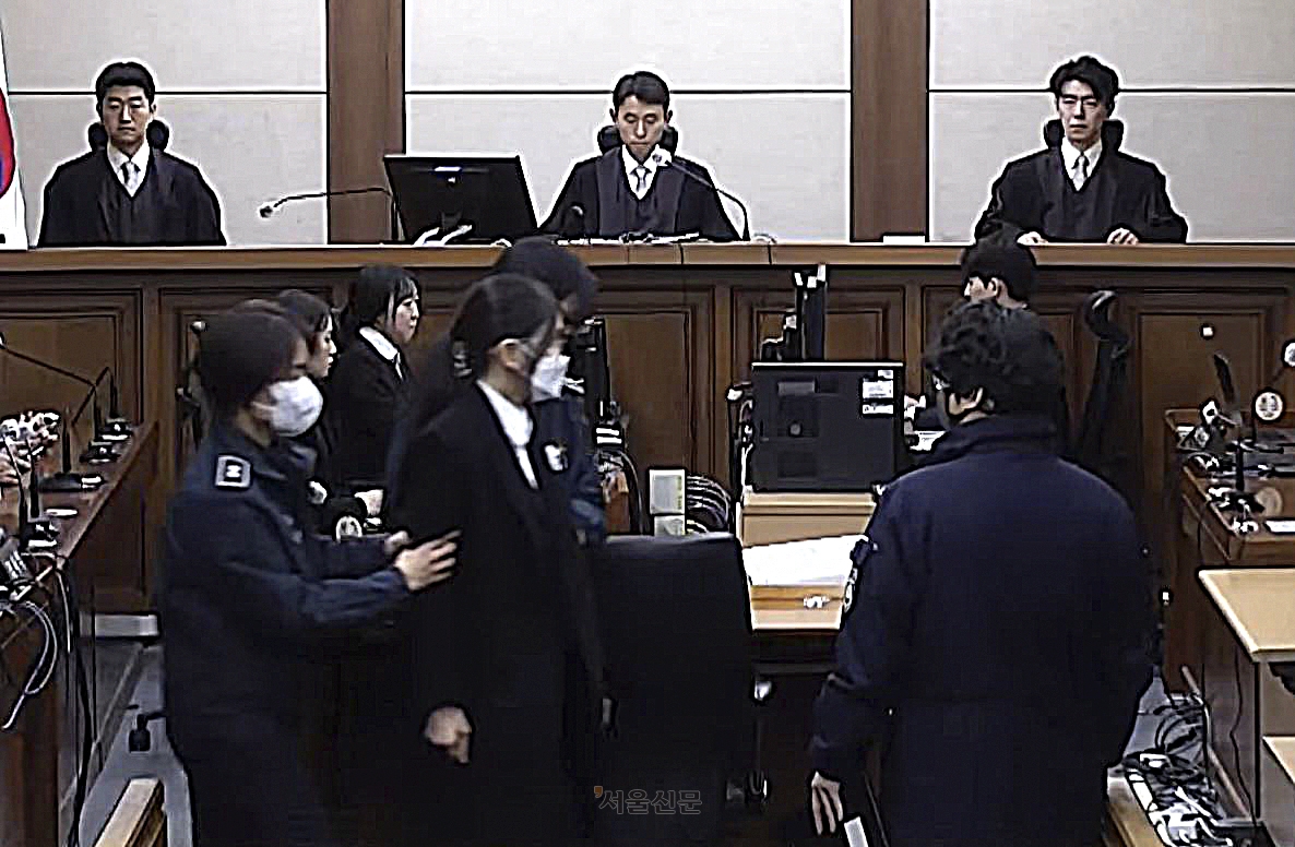 김건희 여사가 지난달 28일 서울 서초구 서울중앙지법에서 열린 자본시장법 위반 등 혐의 사건 1심 선고 기일에 법정에 출석하고 있다. 유튜브 캡쳐