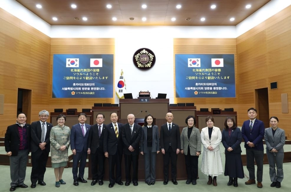 본회의장에서 이토 조이치 홋카이도 의장과 악수하는 최호정 의장