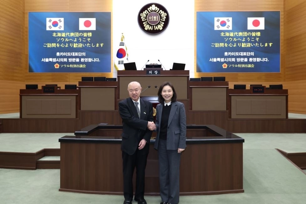 본회의장 참관 후 기념 촬영하는 최호정 의장과 이토 조이치 홋카이도 의장