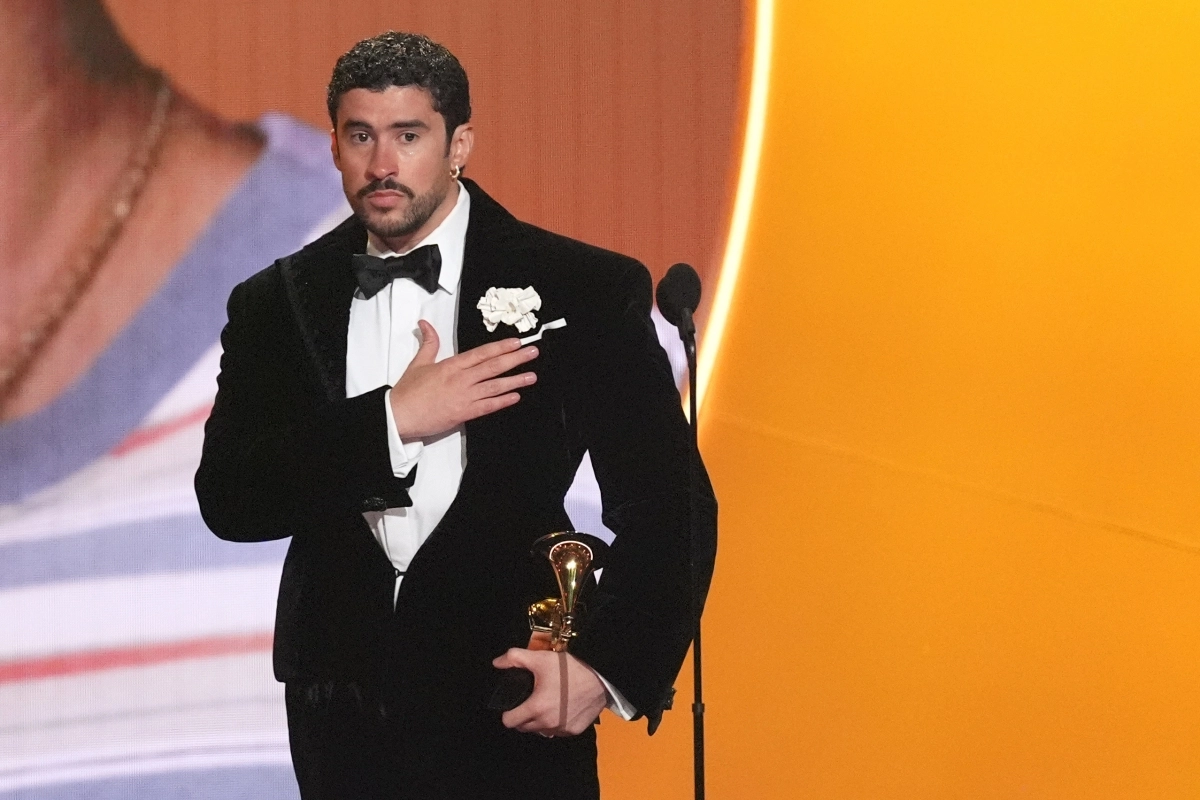 배드 버니가 1일(현지시간) 로스앤젤레스에서 열린 제68회 그래미 어워즈에서 ‘데비 티라르 마스 포토스’로 ‘올해의 앨범’ 상을 받으며 수상 소감을 말하고 있다. LA AP 연합뉴스