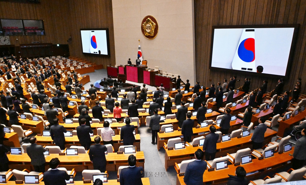 국회의원들이 2일 국회에서 열린 제432회국회(임시회) 제1차 본회의 개회식에서 국민의례를 하고 있다. 2026.2.2 안주영 전문기자