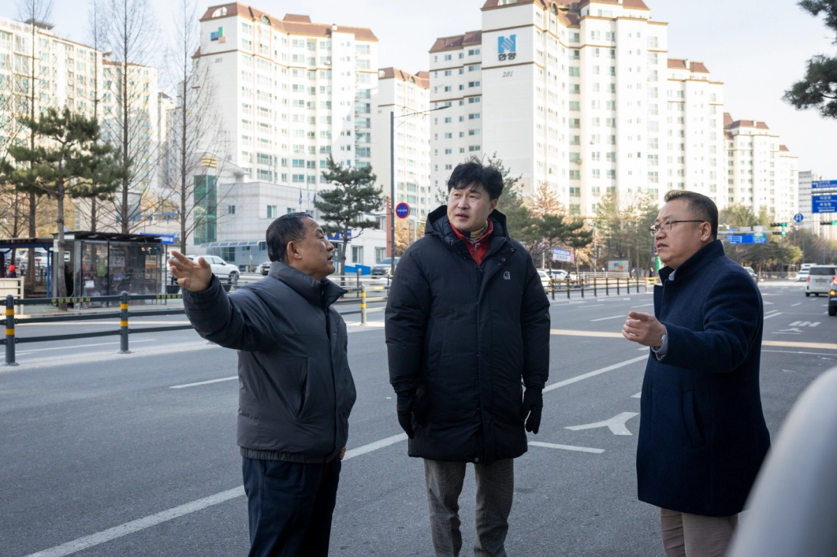 이영주 의원이 30일 양주시 관내 버스정류장을 찾아 정현호 양주시의원(오른쪽) 등 관계자들과 함께 불법주정차로 인한 대중교통 이용 불편 실태를 점검하고 있다.(사진=경기도의회)