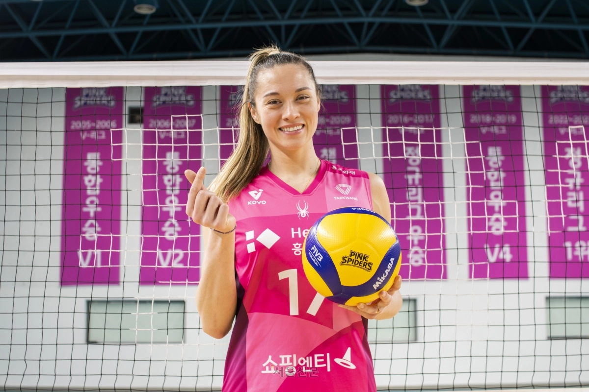 레베카 라셈이 지난달 30일 경기 용인시 흥국생명 연수원에서 서울신문과 인터뷰하며 배구공을 들고 손가락으로 하트 모양을 만들고 있다. 2026.1.30 류재민 기자