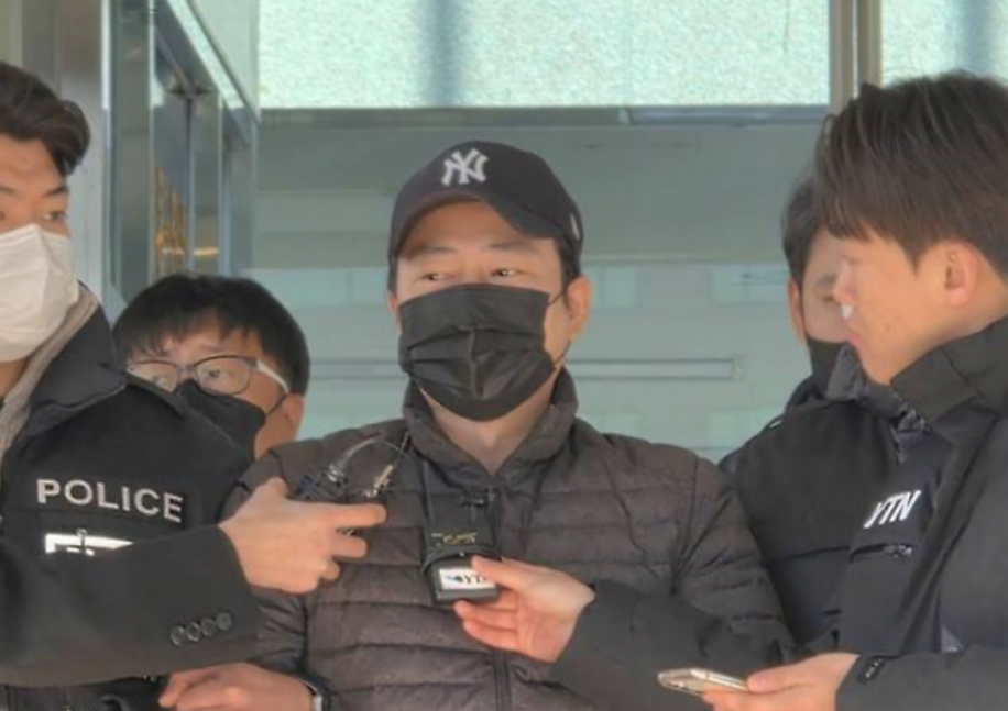 ‘천안 층간소음 살해’ 피의자 양민준이 천안동남경찰서를 나서며 취재진 질문에 답하고 있다. 서울신문DB
