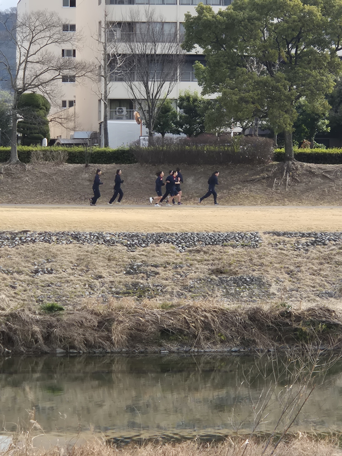 일본 교토시 오키고등학교 1학년 학생들이 지난달 29일 가모가와 강변을 달리고 있다. 이날 정규 체육 수업은 3km 달리기 기록 측정으로 진행됐다. 교토 박성국 기자