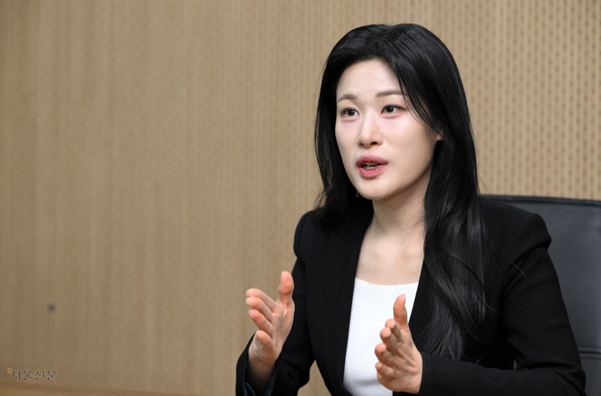 추다은 변호사가 1일 서울 중구 한국프레스센터에서 진행한 서울신문과의 인터뷰에서 AI에 위협받는 청년 법조인들의 위기감을 전하고 있다. 도준석 전문기자